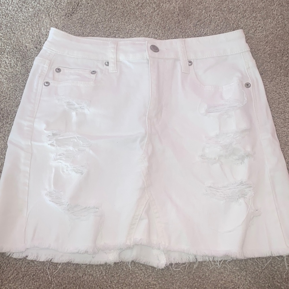 American Eagle women’s size 4 white ripped mini skirt